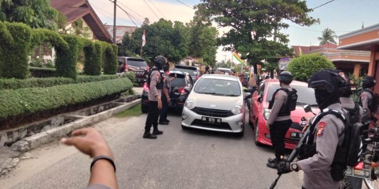 Personel Brimobda Riau Turun Langsung Urai Kemacetan