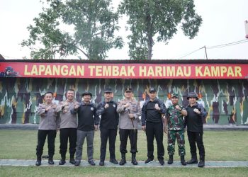 Kepala BNN RI Komjen Petrus Golose Sempatkan Latihan Menembak di Mako Brimob Pada Kunjungan Kerjanya ke Riau