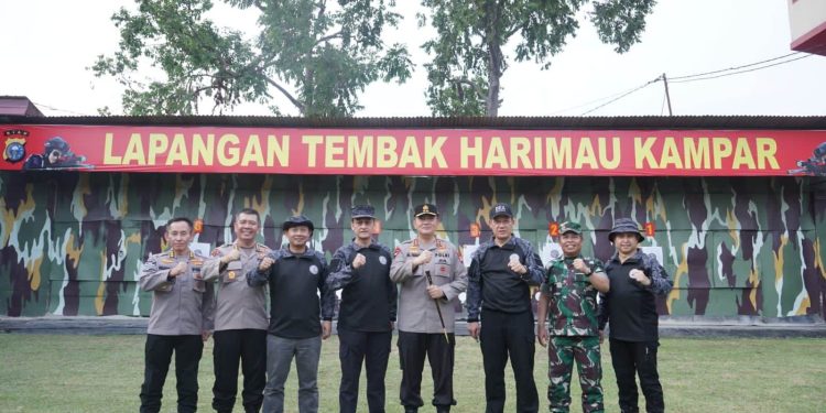 Kepala BNN RI Komjen Petrus Golose Sempatkan Latihan Menembak di Mako Brimob Pada Kunjungan Kerjanya ke Riau