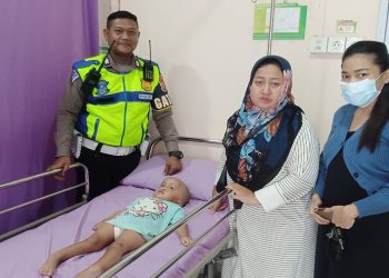 Aksi Heroik Petugas Sat Lantas, Selamatkan Anak Sakit Kejang Kejang Ditengah Kemacetan