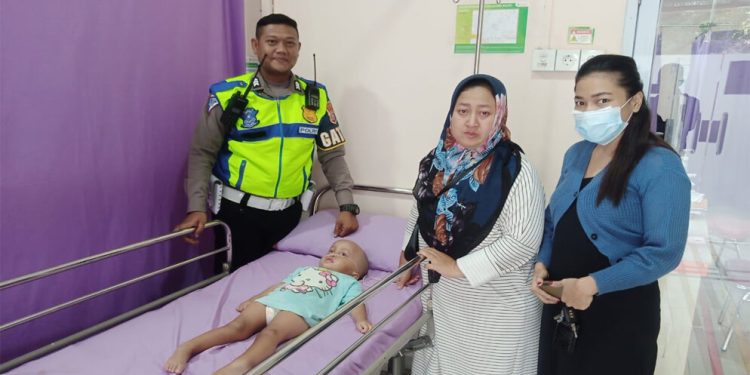 Aksi Heroik Petugas Sat Lantas, Selamatkan Anak Sakit Kejang Kejang Ditengah Kemacetan
