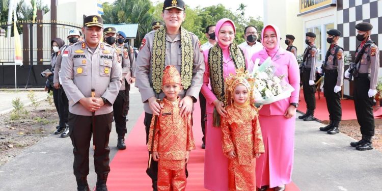Kunjungan ke Meranti, Kapolda Riau Irjen Iqbal Tegaskan Kemuliaan Polisi Ada Pada Kecintaan Masyarakat