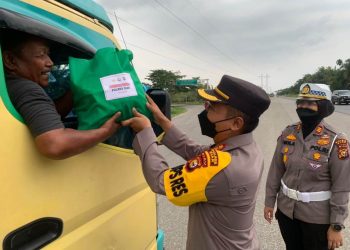 Polres Siak Bagikan Bansos Bhayangkara