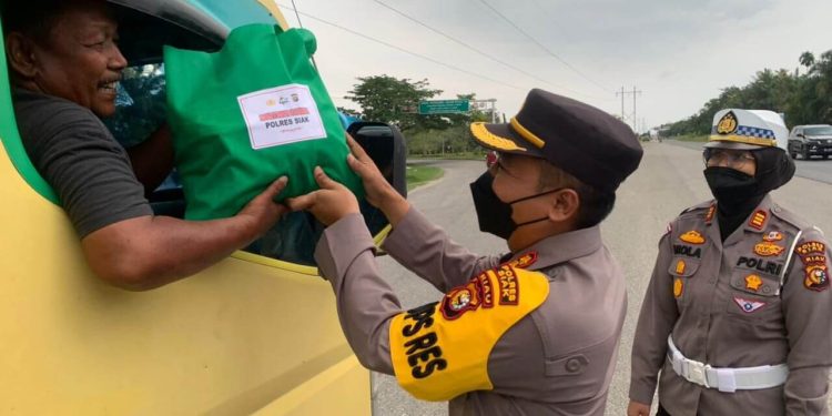 Polres Siak Bagikan Bansos Bhayangkara