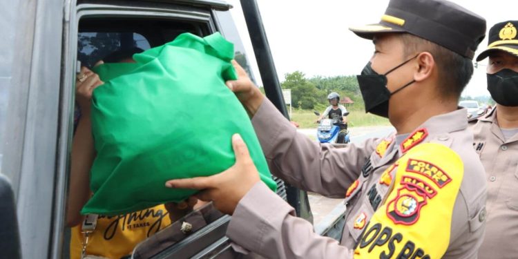 Polres Siak dan Jajaran Bagikan 650 Paket Sembako, Kapolres “Dukung Kebijakan Pemerintah, Bantu Saudara Saudara Kita”