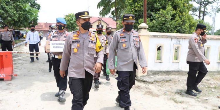 Bagikan 650 Paket Bansos Hari Ini, AKBP Ronald “Ini Merupakan Sumbangsih Dari Seluruh Personil”