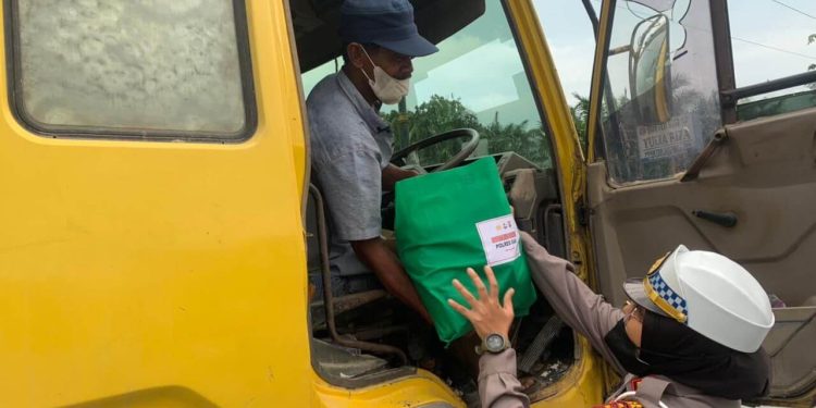 Jajaran Polres Siak Terus Bantu Masyarakat Yang Terdampak Penyesuaian Harga BBM