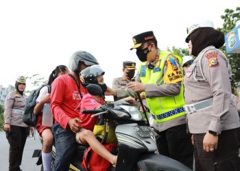 Turun Langsung Bagikan Helm ke Pengendara, Kapolda Riau Irjen Iqbal : Untuk Keselamatan, Sayangi Anak Anak