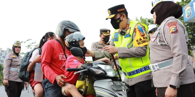 Turun Langsung Bagikan Helm ke Pengendara, Kapolda Riau Irjen Iqbal : Untuk Keselamatan, Sayangi Anak Anak