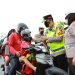 Turun Langsung Bagikan Helm ke Pengendara, Kapolda Riau Irjen Iqbal : Untuk Keselamatan, Sayangi Anak Anak