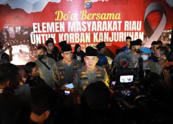 Dibawah Guyuran Hujan, Polda Riau Inisiasi Doa Bersama Elemen Masyarakat Untuk Korban Kanjuruhan