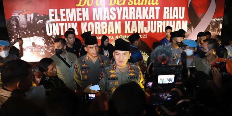 Dibawah Guyuran Hujan, Polda Riau Inisiasi Doa Bersama Elemen Masyarakat Untuk Korban Kanjuruhan