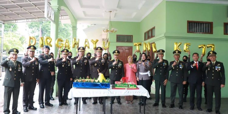 Kapolda Riau Irjen Moh Iqbal Bersama Pejabatnya Datangi Kediaman Danrem 031/WB