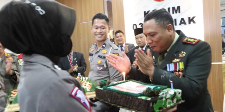 Kapolres Siak Berikan Kejutan Untuk Dandim 0322/Siak