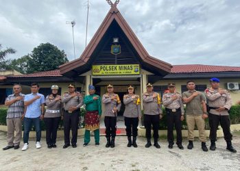 Kapolres Siak Pimpin Tim Kunjungi Mapolsek Minas Sekaligus Salurkan Bantuan Program Jumat Barokah