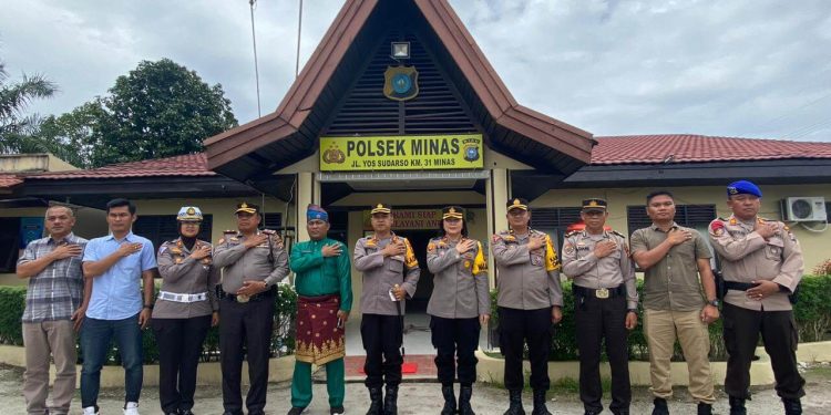 Kapolres Siak Pimpin Tim Kunjungi Mapolsek Minas Sekaligus Salurkan Bantuan Program Jumat Barokah