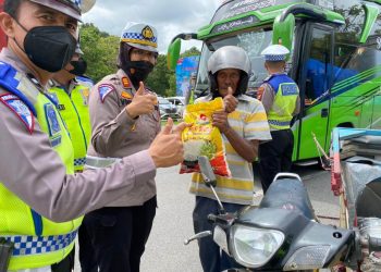 Terus Gelar Oparasi Zebra Lancang Kuning - 2022, Satlantas Polres Siak Berikan Ini Bagi Pengendara Yang Tertib