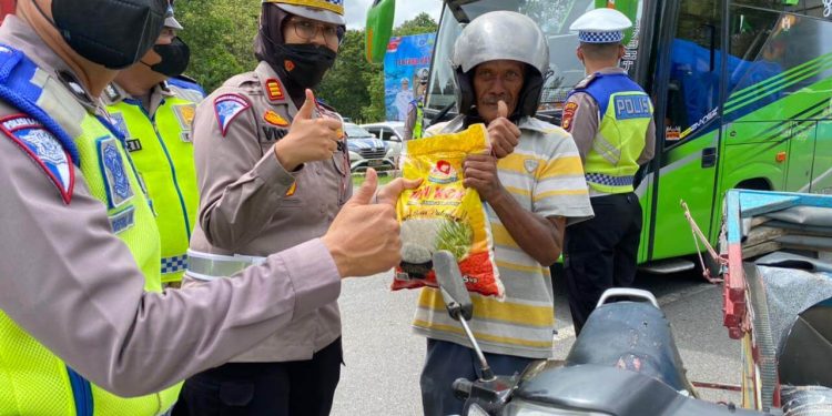 Terus Gelar Oparasi Zebra Lancang Kuning - 2022, Satlantas Polres Siak Berikan Ini Bagi Pengendara Yang Tertib