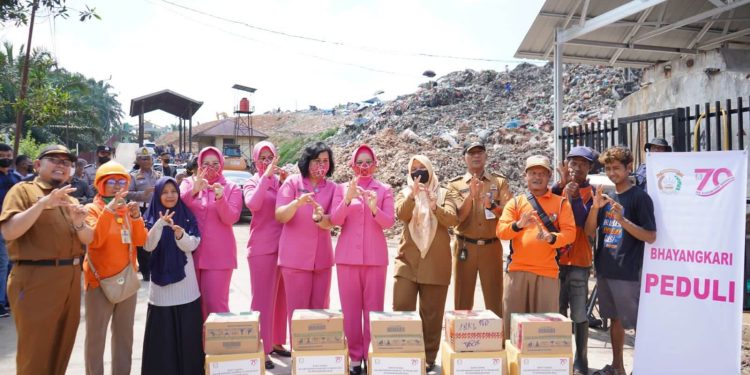 Ketua Daerah Bhayangkari Riau Nyonya Nindya Iqbal