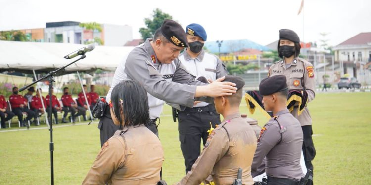 Sematkan Baret Perwira dan Bintara Remaja Ditsamapta, Kapolda Pesan Harus Jadi Polisi Sabar