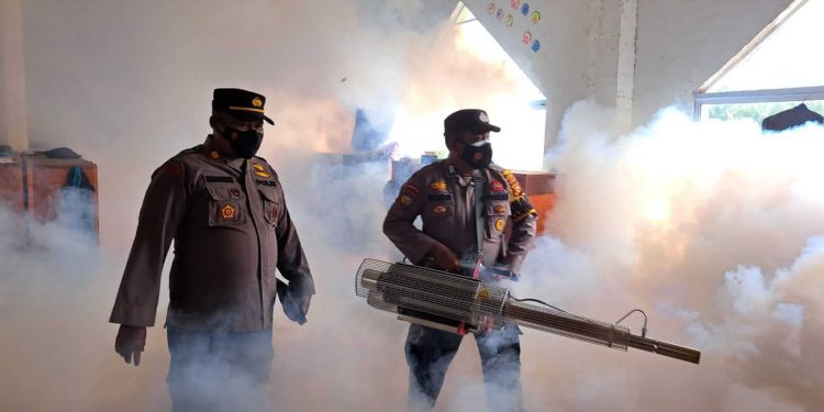 Dalam Rangka Hari Santri Nasional 2022 Personil Polres Siak Fogging Pesantren Di Bungaraya