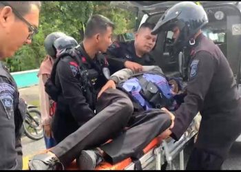Saraf Terjepit Kambuh, Seorang Warga Terkapar di Pinggir Jalan Dibantu Personel Brimob