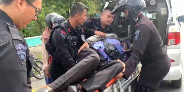 Saraf Terjepit Kambuh, Seorang Warga Terkapar di Pinggir Jalan Dibantu Personel Brimob