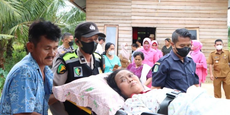 Riana Sianturi warga Kecamatan Tualang Kabupaten Siak mengalami kelumpuhan akibat penyakit Tuberkulosis Tulang yang dideritanya