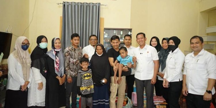 Peduli Anak Difabel Korban Penganiayaan Dir Reskrimum Polda Riau Berikan Bantuan