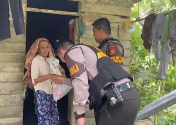 Tinggal di Tengah Kebun, Nenek Fatimah Didatangi Tim PJJ Ditsamapta Polda Riau 