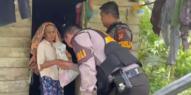 Tinggal di Tengah Kebun, Nenek Fatimah Didatangi Tim PJJ Ditsamapta Polda Riau