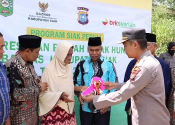 Rampung Pembangunan nya, Kapolres Siak AKBP Ronald Serahkan Rumah Nenek Asnidar