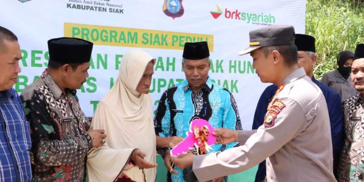 Rampung Pembangunan nya, Kapolres Siak AKBP Ronald Serahkan Rumah Nenek Asnidar