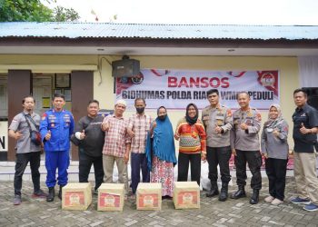 Sempena HUT Humas Polri Ke 71, Bidhumas Polda Riau dan Wartawan Mitra Peduli Salurkan 150 Paket Sembako Bagi Warga Terdampak Banjir