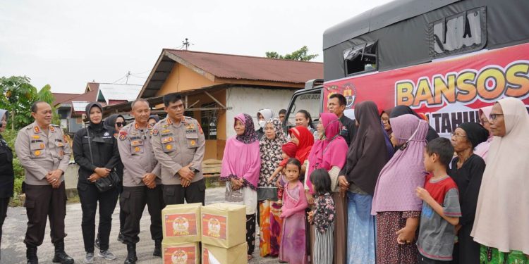 Sempena HUT Humas Polri Ke 71, Bidhumas Polda Riau dan Wartawan Mitra Peduli Salurkan 150 Paket Sembako Bagi Warga Terdampak Banjir