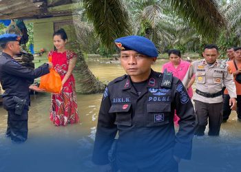 Bersama TNI Personel Brimob Batalyon C Pelopor Bantu Warga Korban Banjir di Batang Gangsal Inhu