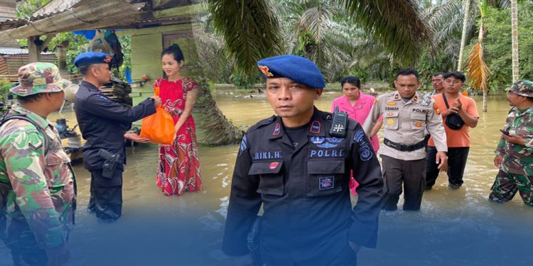 Bersama TNI Personel Brimob Batalyon C Pelopor Bantu Warga Korban Banjir di Batang Gangsal Inhu