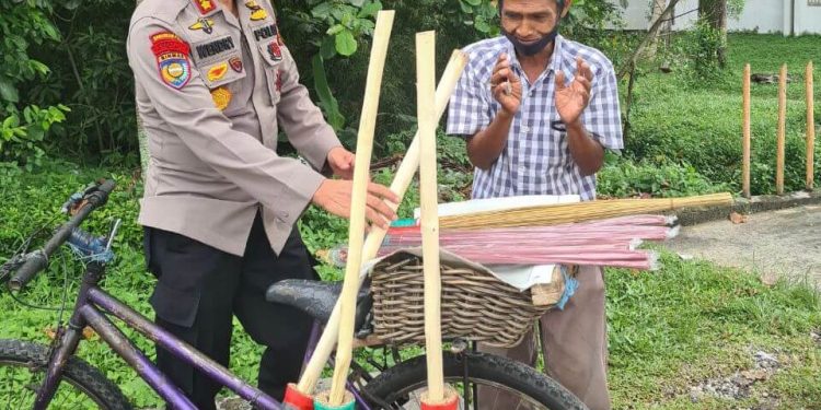 Pedagang Sapu Keliling Kaget Bukan Kepalang, Dagangan Diborong Pak Polisi