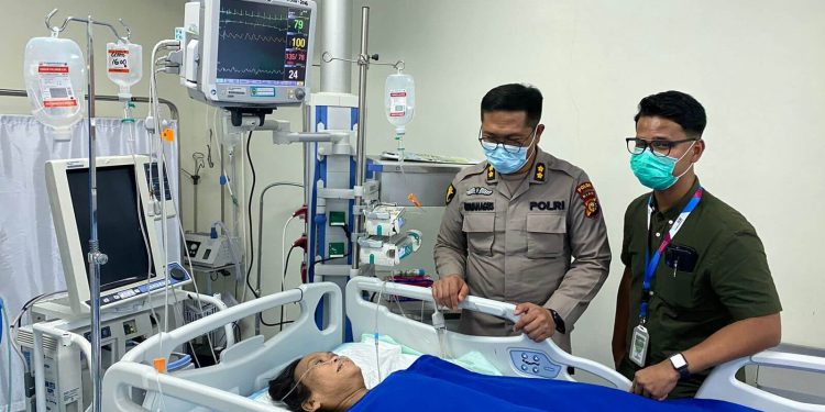 Polda Riau Bantu Operasi Warga Penderita Kelumpuhan, Williancen Sihotang : Mungkin Polisi Ini Dikirim Tuhan Untuk Bantu Saya