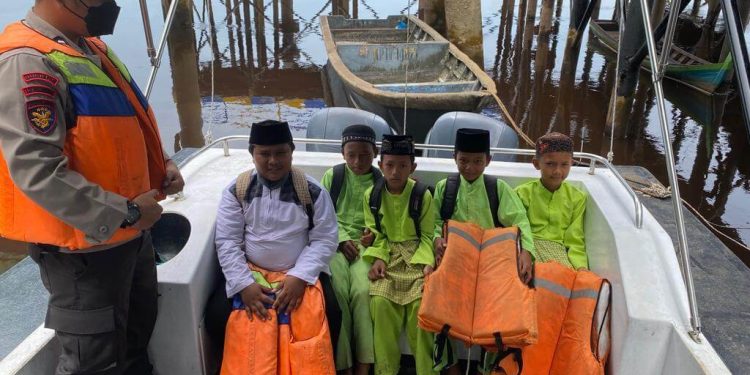 Sekolah Jauh Diseberang Sungai, Para Pelajar Diantar Kapal Sat Polair Polres Siak