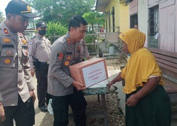 Jumat Barokah Polda Riau, Mulai Bedah Rumah, Cek Dompet Tukang Becak Hingga Menyediakan Warung Gratis Bagi Masyarakat