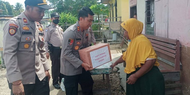 Jumat Barokah Polda Riau, Mulai Bedah Rumah, Cek Dompet Tukang Becak Hingga Menyediakan Warung Gratis Bagi Masyarakat