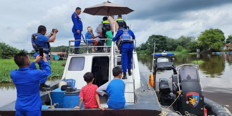 Warga Kaget, Polairud “Door to Door” Berikan Layanan Kesehatan Bagi Warga di Pesisir Sungai Siak