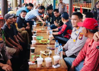 Usai Bagi Sembako Dan Borong Dagangan Kaki Lima, Kapolres Meranti Tampung Curhatan Warganya