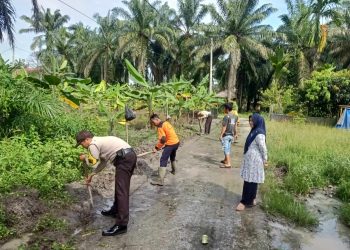 Tanggap Kondisi musim penghujan, Polsek Lubuk Dalam Melaksanakan kegiatan Gotong Royong 