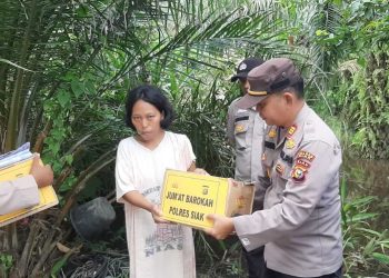 Prihatin Dengan Warga Yang Terkena Banjir, Kasat Binmas Polres Siak Datang Berikan Bantuan