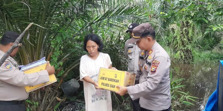 Prihatin Dengan Warga Yang Terkena Banjir, Kasat Binmas Polres Siak Datang Berikan Bantuan
