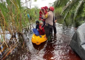 Gerak Cepat, Polres Siak Evakuasi Warga Korban Banjir, Dirikan Posko Pengungsian Dan Berikan Pelayanan Kesehatan