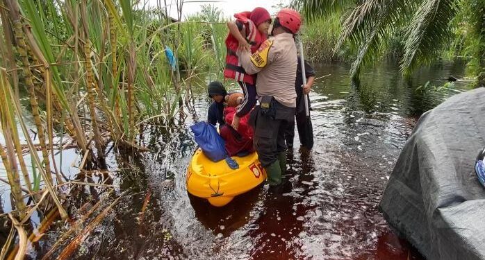 Gerak Cepat, Polres Siak Evakuasi Warga Korban Banjir, Dirikan Posko Pengungsian Dan Berikan Pelayanan Kesehatan
