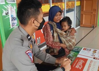 Didatangi Personil Satlantas Polres Siak Ibu Dewi Merasa Sangat Bersyukur